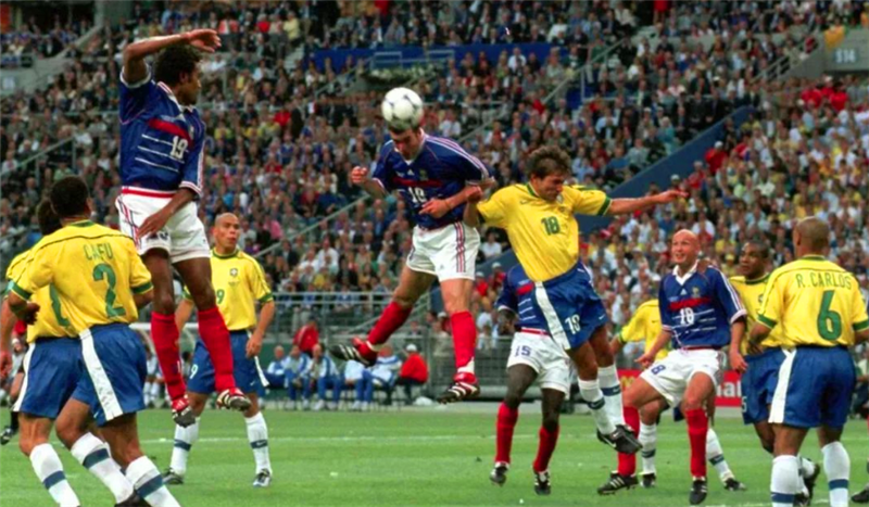  斯特拉斯堡定位球战术娴熟，角球配合头球破门打破僵局